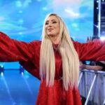 Charlotte Flair aparece correndo com joelheira