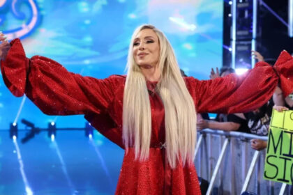 Charlotte Flair aparece correndo com joelheira