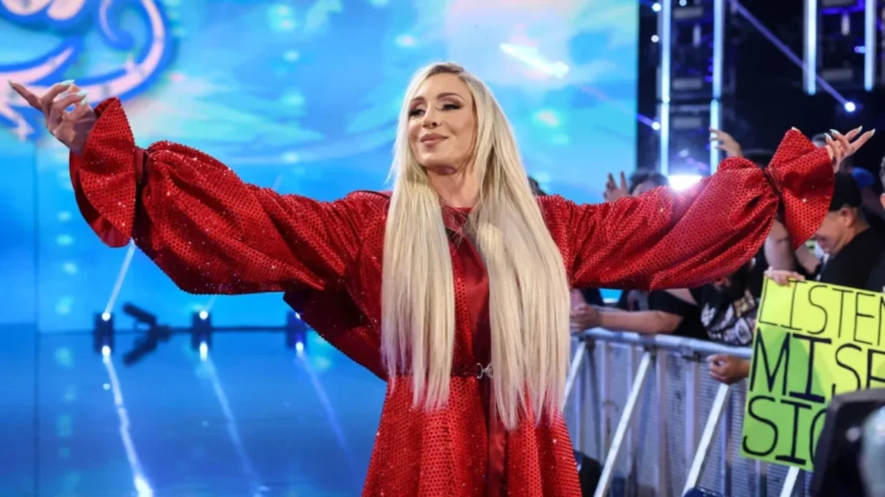 Charlotte Flair aparece correndo com joelheira