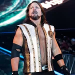 AJ Styles fez seu retorno, mas se mostrou insatisfeito por ser eliminado por Logan Paul