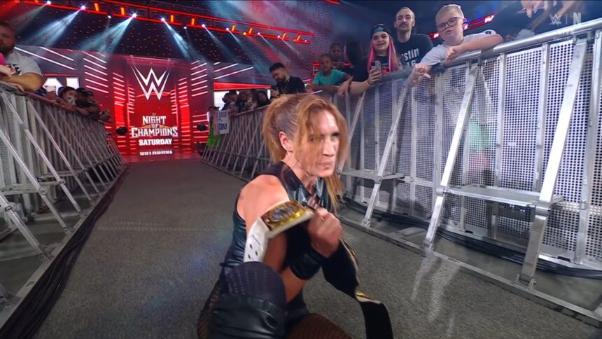 Becky Lynch com o Women's Intercontinental Championship