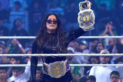 Raquel Rodríguez com cinturões WWE Women's Tag Team Championship