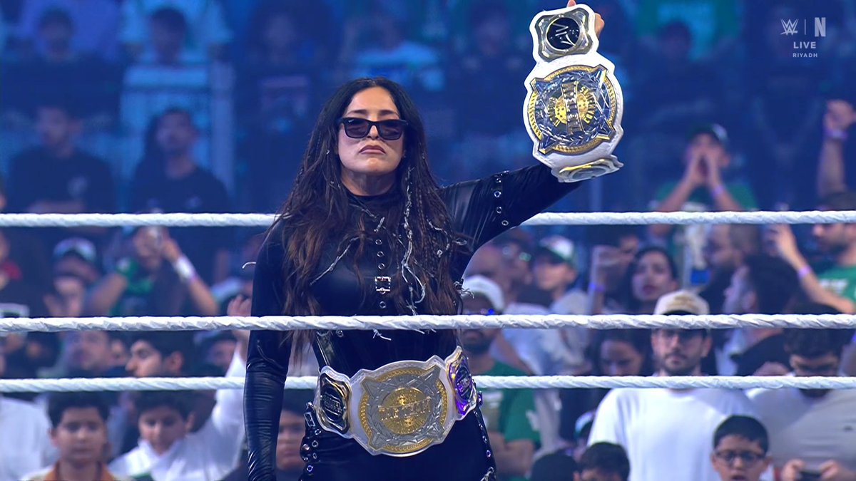 Raquel Rodríguez com cinturões WWE Women's Tag Team Championship