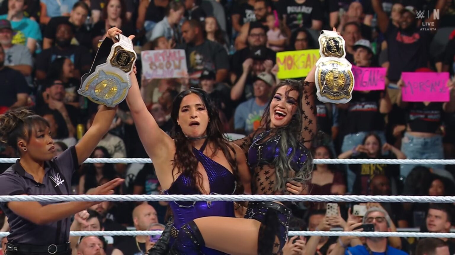 Raquel Rodríguez e Roxanne Perez com os Women's Tag Team Championship no Evolution