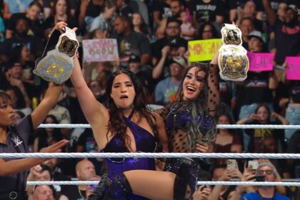 Raquel Rodríguez e Roxanne Perez com os Women's Tag Team Championship no Evolution