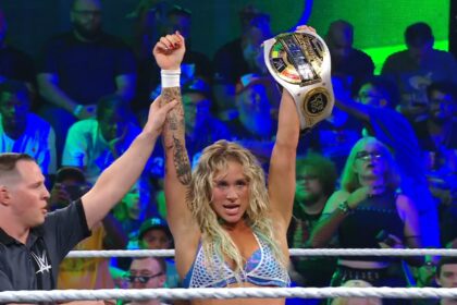 Sol Ruca com o WWE Women's Speed Champinship