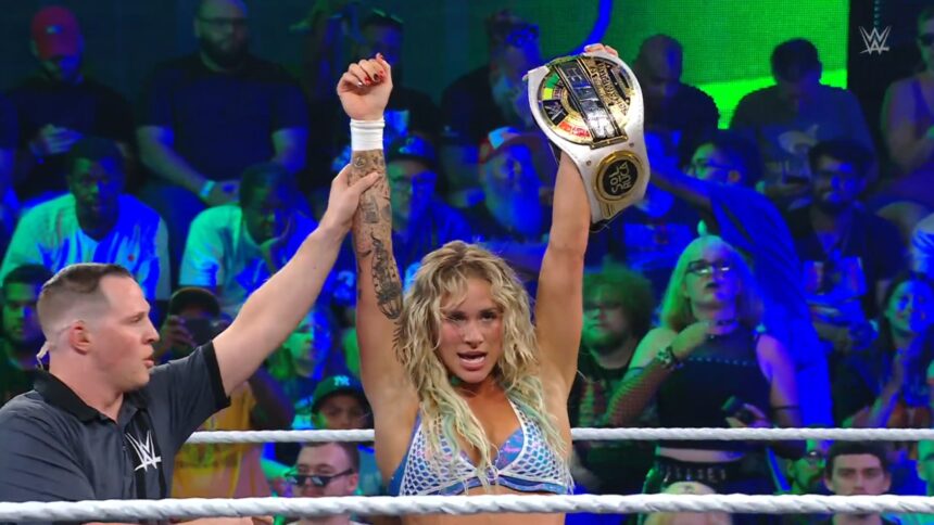 Sol Ruca com o WWE Women's Speed Champinship