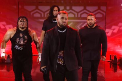 Solo Sikoa com seu grupo no SmackDown