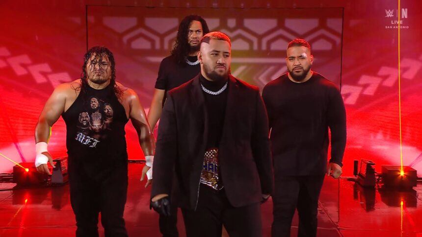 Solo Sikoa com seu grupo no SmackDown