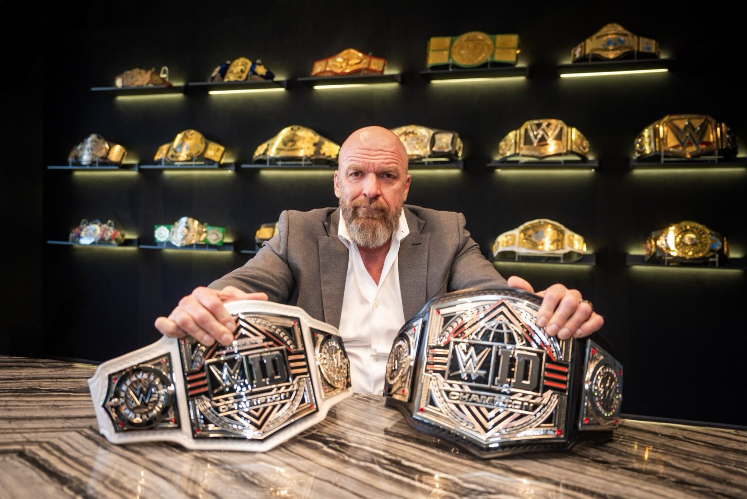 Triple H com os títulos do WWE ID