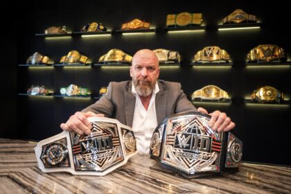 Triple H com os títulos do WWE ID