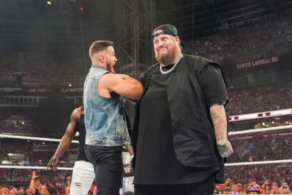 Jelly Roll aplica chokeslam em Austin Theory no SummerSlam 2024