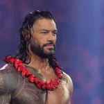 Roman Reigns usando o colar tradicional Ula Fala como Tribal Chief na WWE