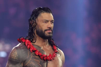 Roman Reigns usando o colar tradicional Ula Fala como Tribal Chief na WWE