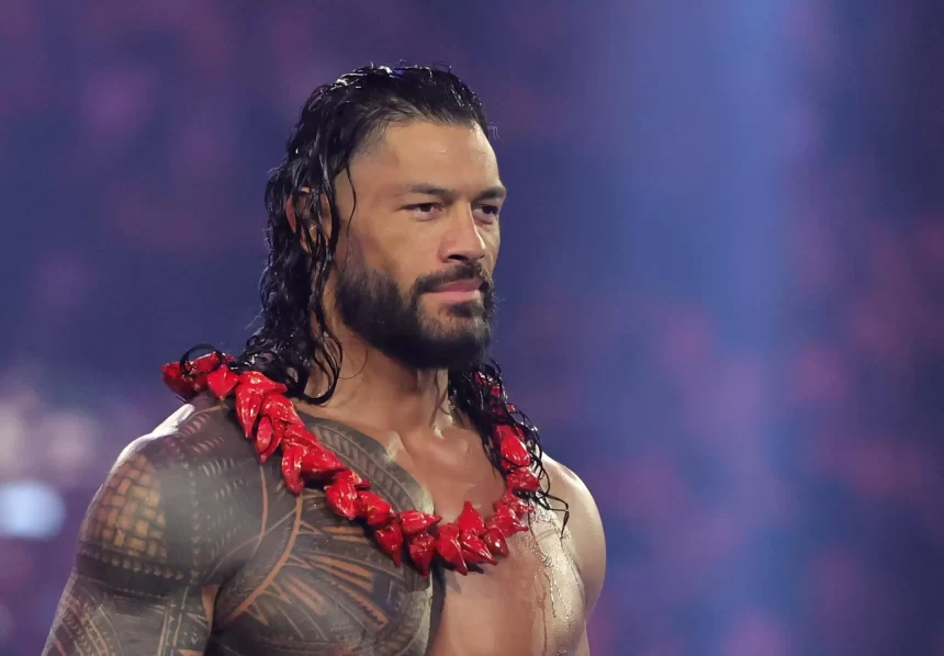 Roman Reigns usando o colar tradicional Ula Fala como Tribal Chief na WWE