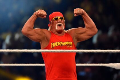 Hulk Hogan com camisa da Hulkmania