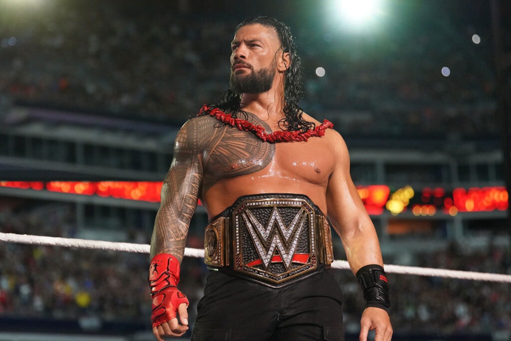 Roman Reigns usando o cinturão universal da WWE