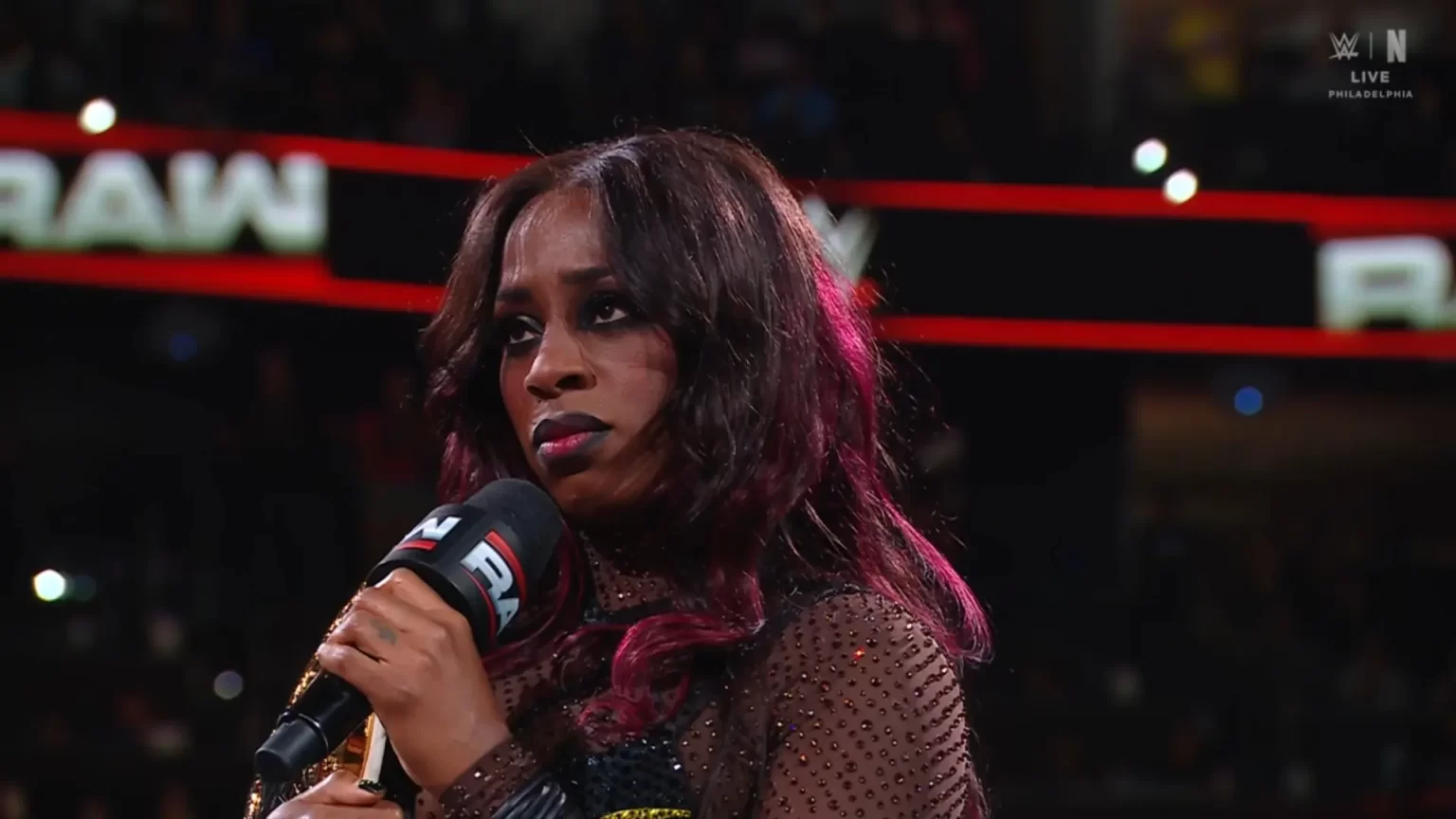 Naomi confirma gravidez no RAW