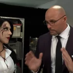 Stephanie Vaquer conversa com Adam Pearce nos bastidores do RAW