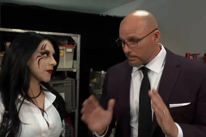 Stephanie Vaquer conversa com Adam Pearce nos bastidores do RAW