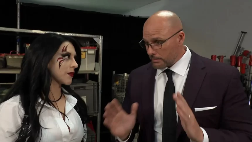 Stephanie Vaquer conversa com Adam Pearce nos bastidores do RAW