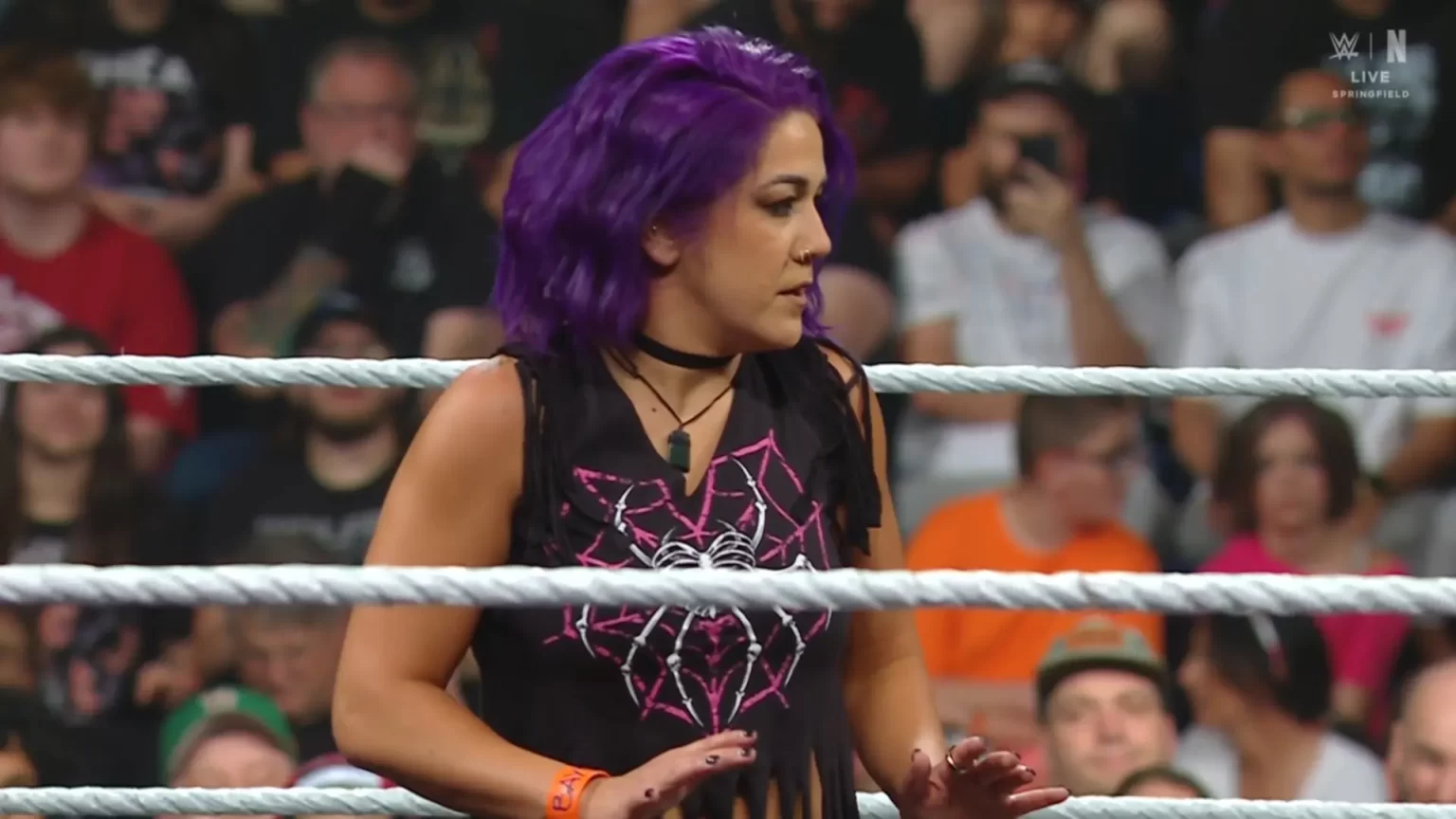 Bayley apareceu no RAW para salvar Lyra Valkyria
