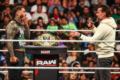 Jey Uso e CM Punk ficam cara a cara no RAW