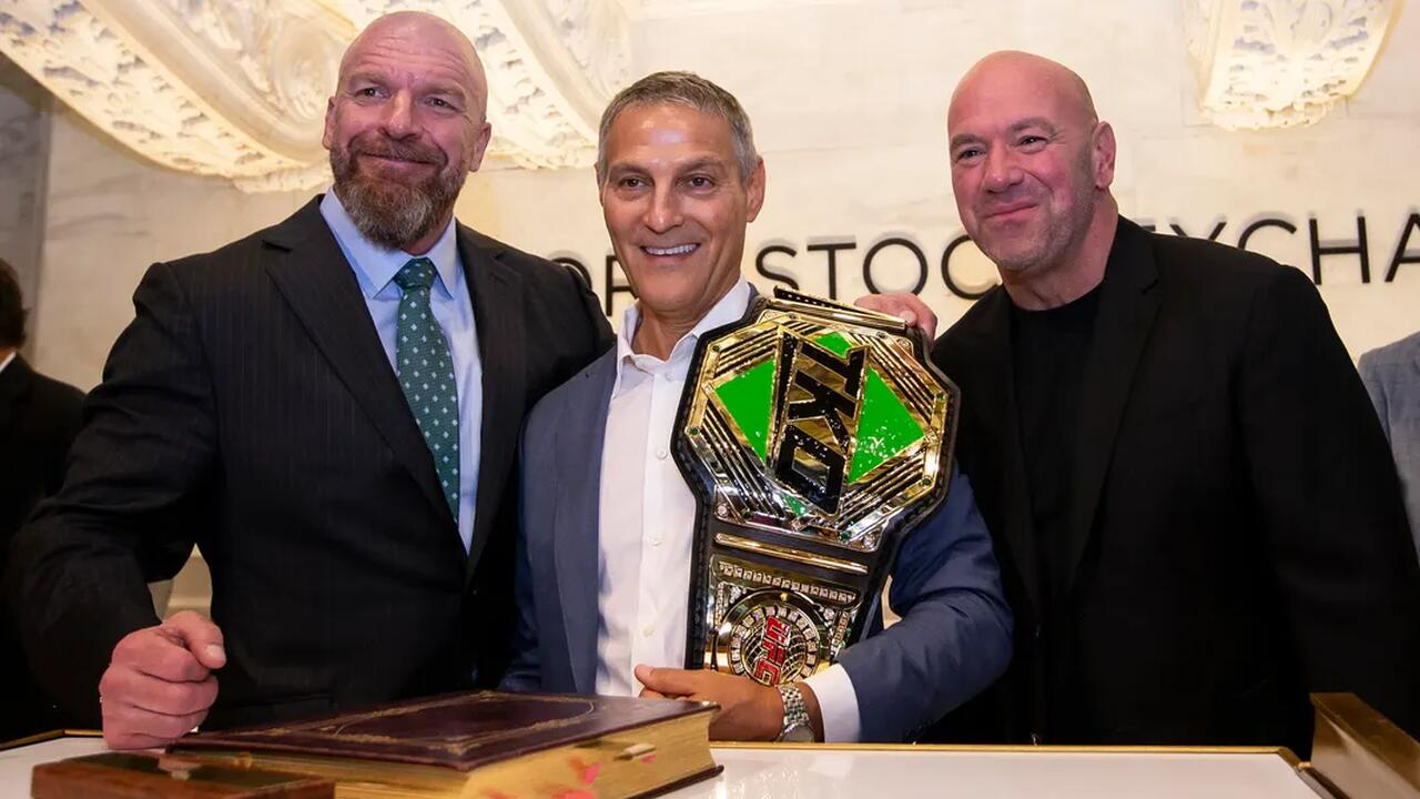 Triple H, da WWE, Mark Shapiro, da TKO, e Dana White, do UFC, juntos em evento