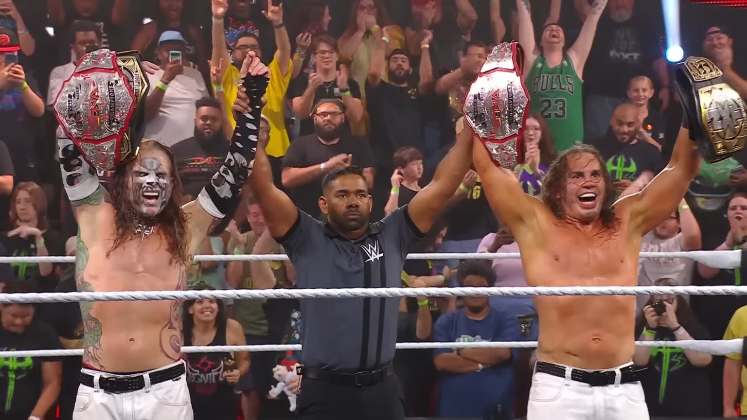 The Hardy Boys com os NXT Tag Team Championships