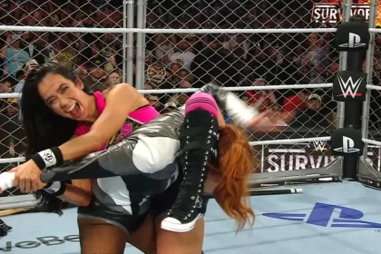AJ Lee aplica um Black Widow em Becky Lynch