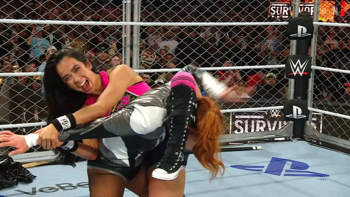 AJ Lee aplica um Black Widow em Becky Lynch