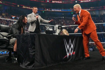Cody Rhodes e Drew McIntyre se encaram durante o WWE SmackDown de 31 de outubro de 2025