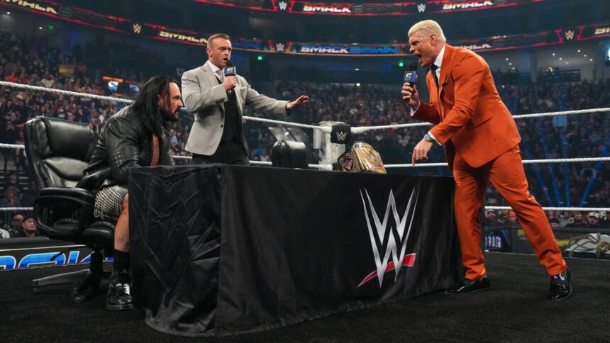 Cody Rhodes e Drew McIntyre se encaram durante o WWE SmackDown de 31 de outubro de 2025