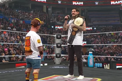 Dominik Mysterio confrontado por Mini John Cena