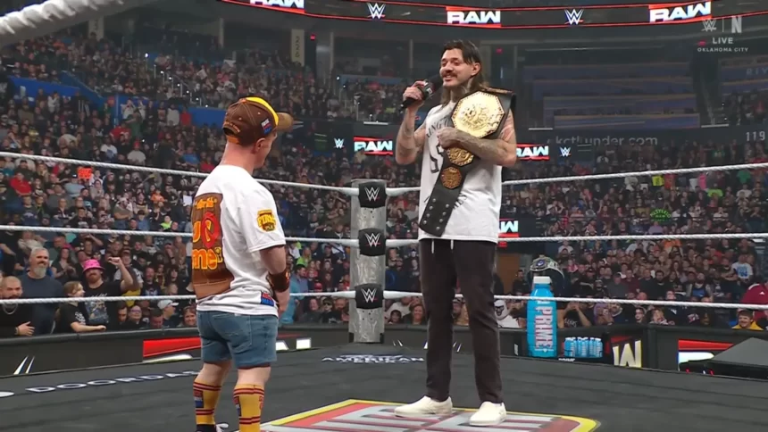 Dominik Mysterio confrontado por Mini John Cena