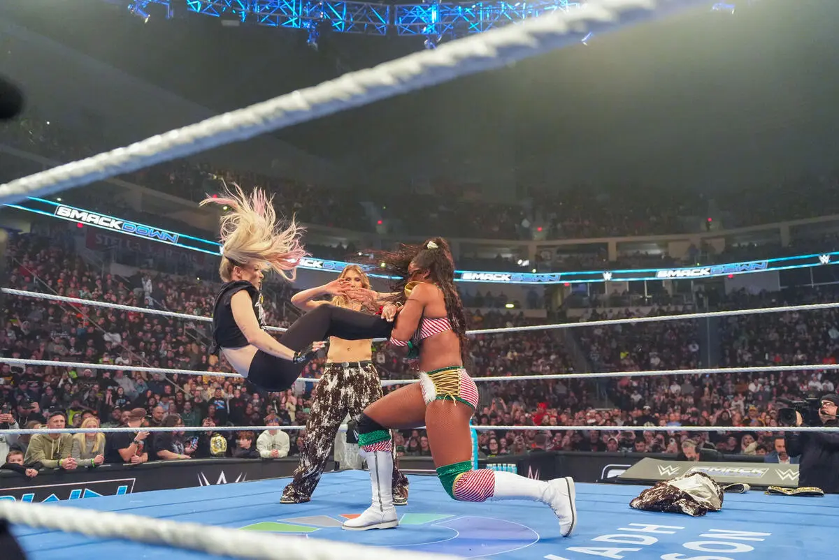 Nia Jax & Lash Legend vencem Kabuki Warriors, mas acabam expulsas por Charlotte Flair & Alexa Bliss
