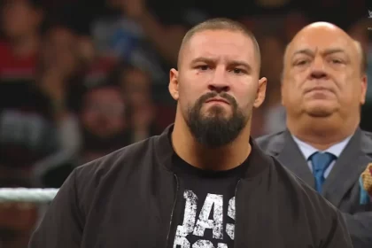 Bron Breakker durante promo no RAW