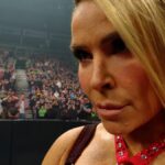 Natalya observando Maxxine Dupri no Monday Night RAW