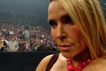 Natalya observando Maxxine Dupri no Monday Night RAW