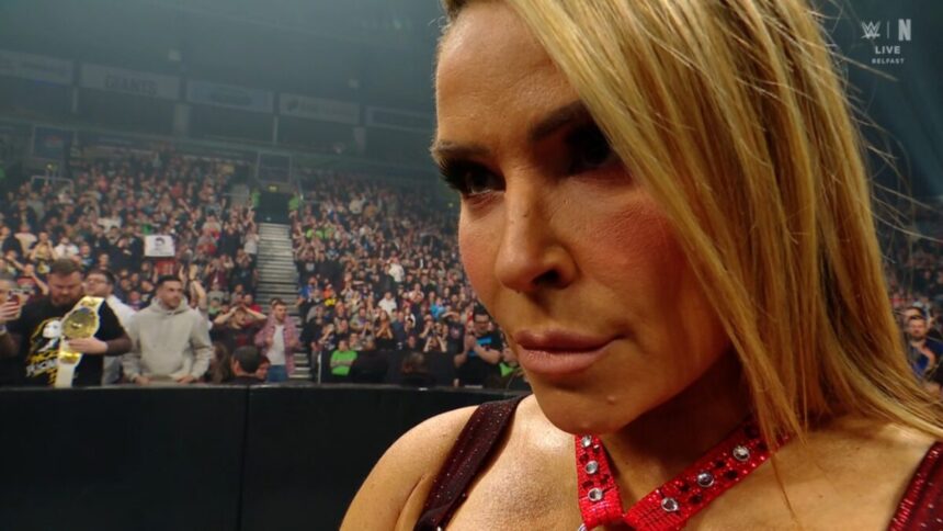 Natalya observando Maxxine Dupri no Monday Night RAW