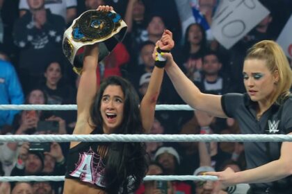 AJ Lee com o Women's Intercontinental Championship