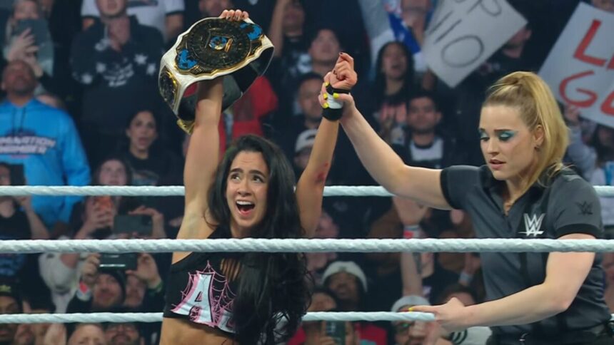 AJ Lee com o Women's Intercontinental Championship