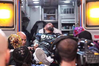Jey Uso foi atacado e retirado de ambulância