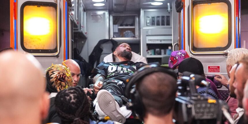 Jey Uso foi atacado e retirado de ambulância