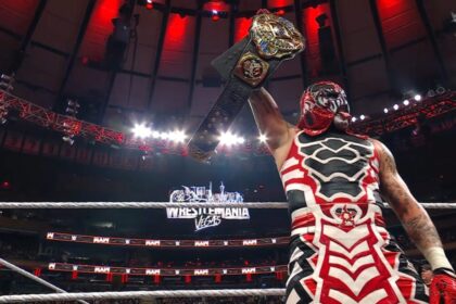 Penta com o Intercontinental Championship no RAW