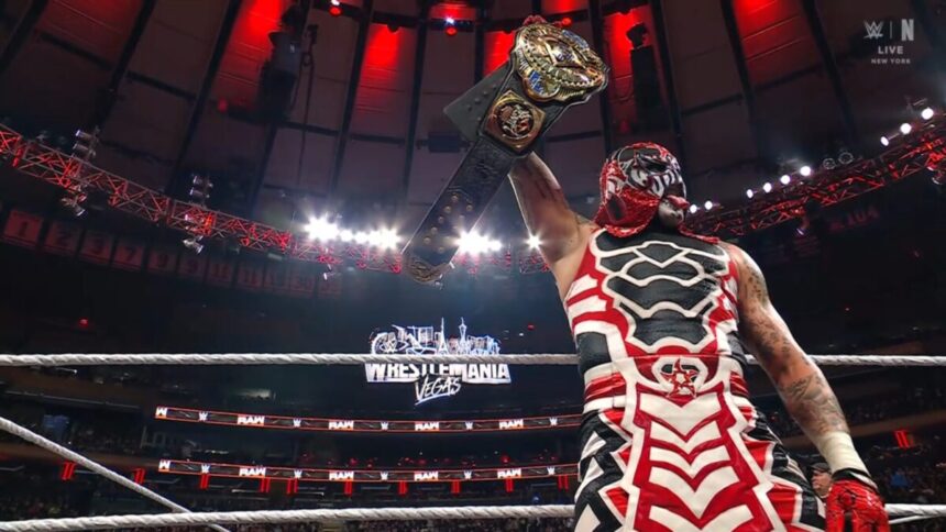 Penta com o Intercontinental Championship no RAW