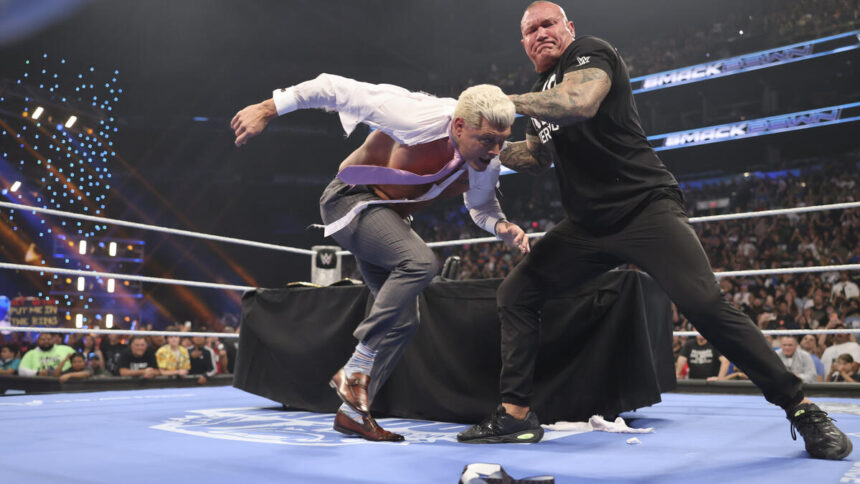Randy Orton ataca Cody Rhodes brutalmente