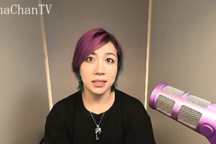 Asuka em seu canal do Youtube