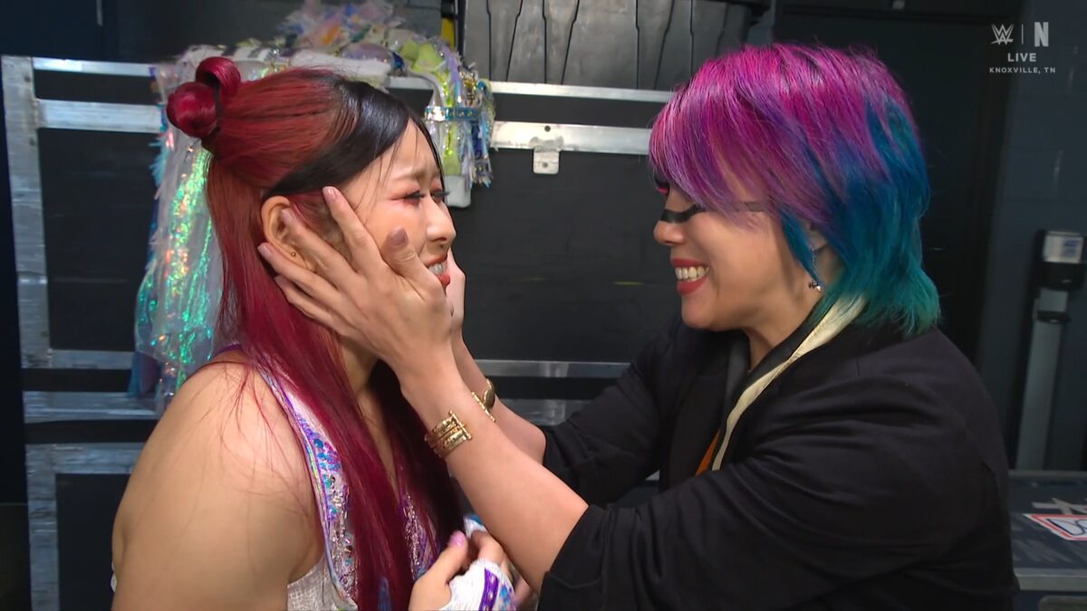 Asuka se despede de IYO Sky no RAW