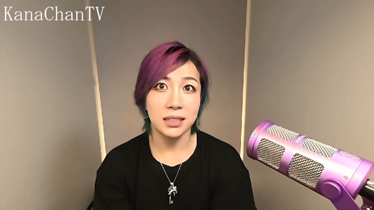 Asuka em seu canal do Youtube